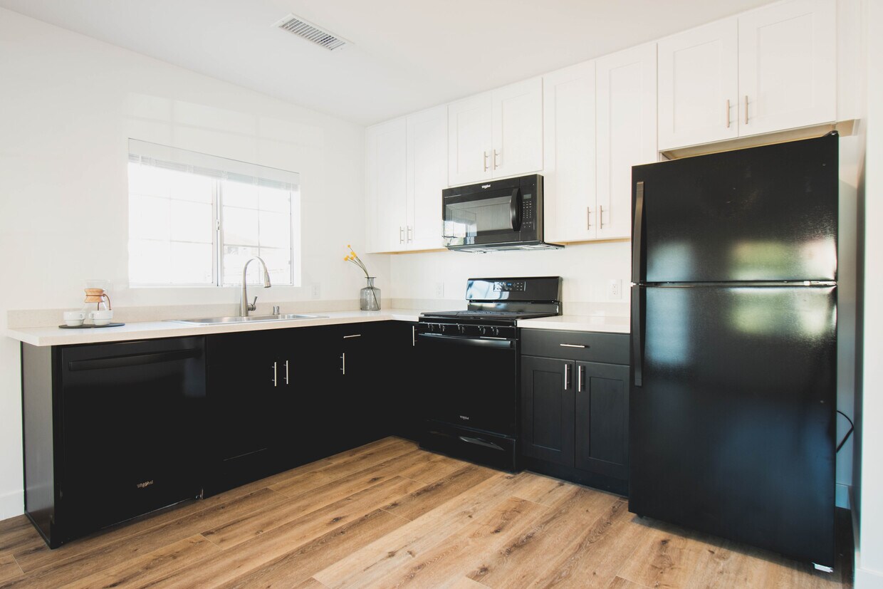Energy star appliances (dishwasher, 5 burner gas range, microwave, and refrigerator) - 1142 E Wilson Ave