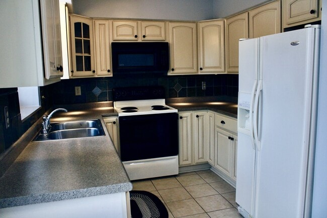 Kitchen - 10523 Briston Ct