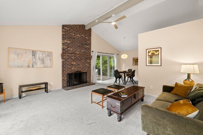 Building Photo - Beautiful Cottage on the North Shore of La...