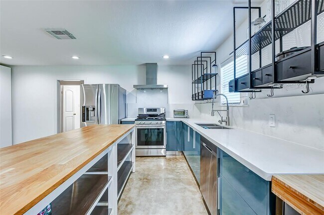 Building Photo - 1202 Shadeland Dr