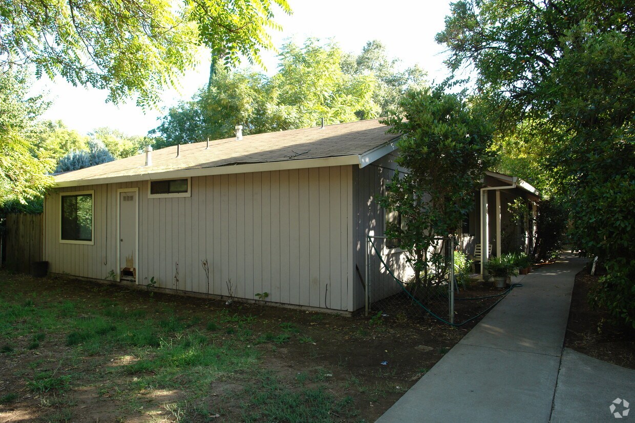 Building Photo - 595 E 15th St
