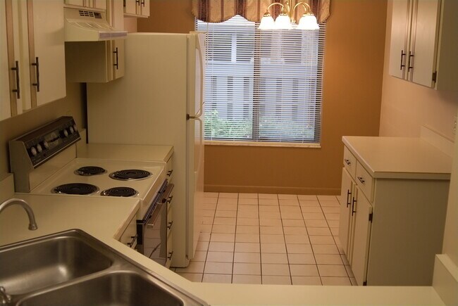 Kitchen showing eat in area - 200 Lemon Tree Ln