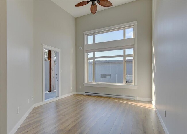 Photo du bâtiment - 844 Goldstream Ave