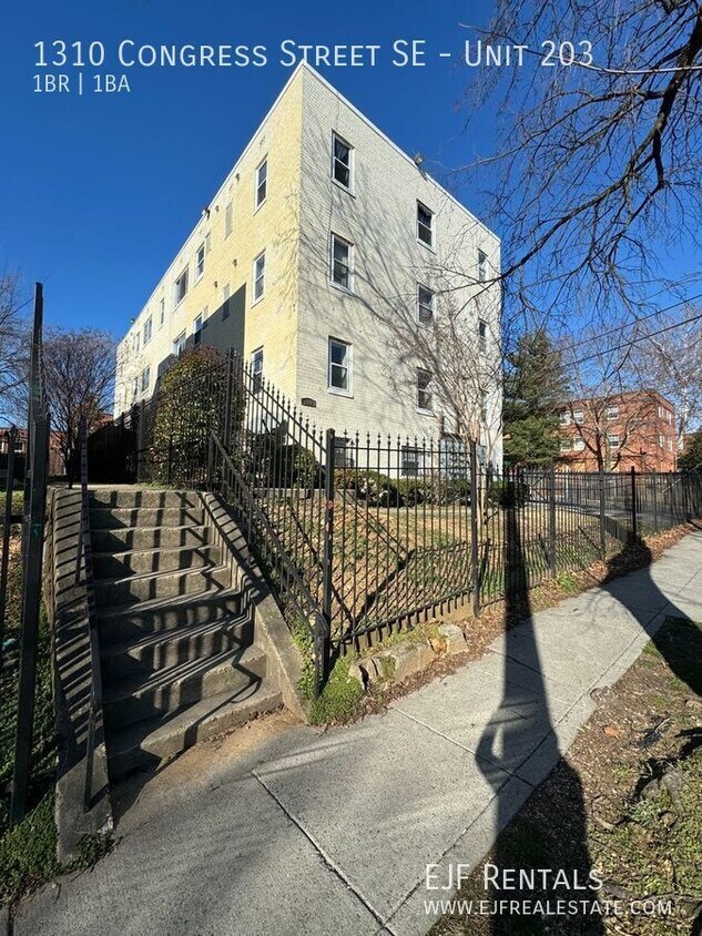 Primary Photo - Randle Heights Renovated & Gorgeous One Be...