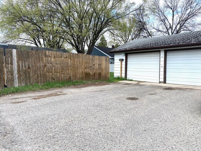Foto del edificio - 4 Bed, 2 Bath Single Family Home!