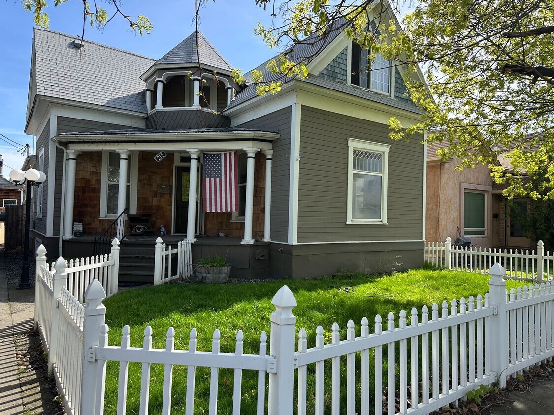 Foto principal - Coming Soon Large 4 bedroom 2 bath home