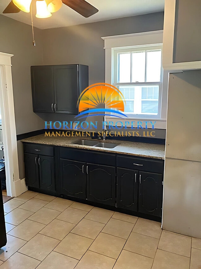 Building Photo - Adorable 2 Bedroom Bungalow
