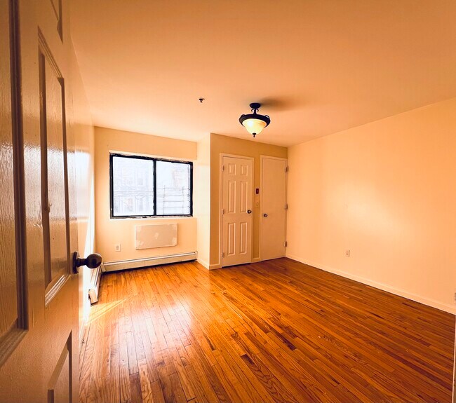 Building Photo - 2881 Valentine Ave