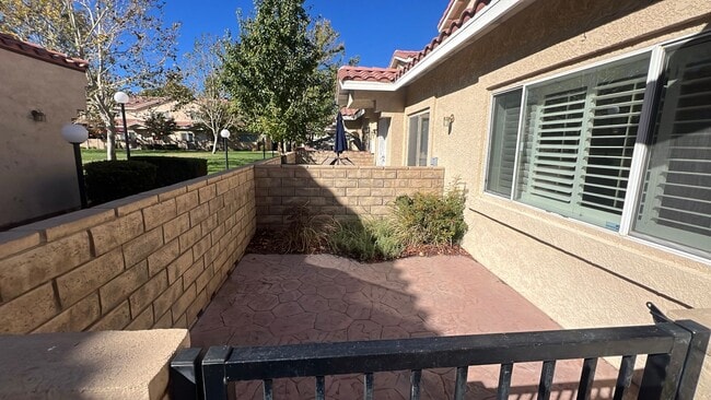 Building Photo - Townhouse in gated community near A.V. Col...