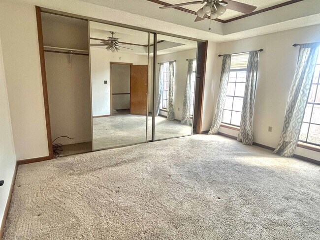 Building Photo - 5351 Sleepy Hollow Dr