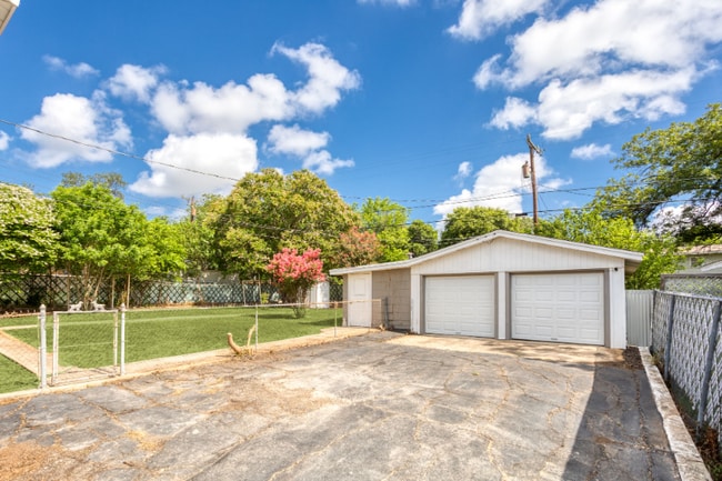 Building Photo - 615 Rittiman Rd