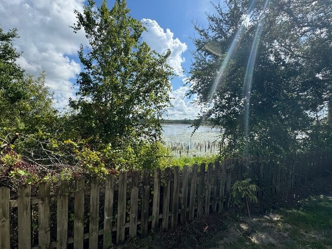 Building Photo - Stunning 4 Bedroom, 2 Bathroom Home with W...