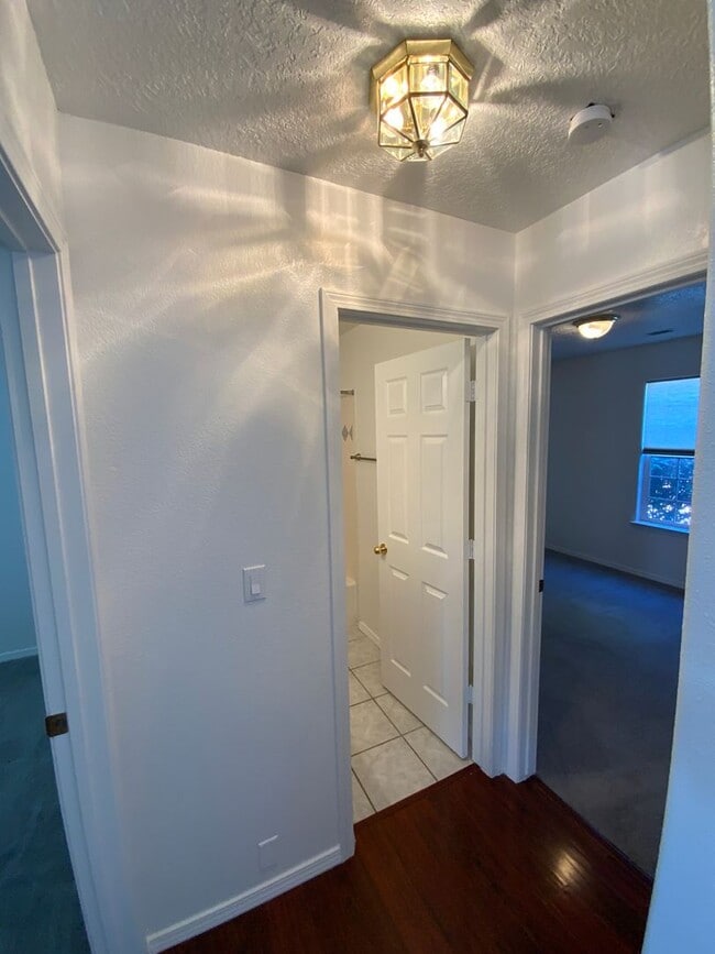 Building Photo - 3 Bedroom Single Story Home Available Near...