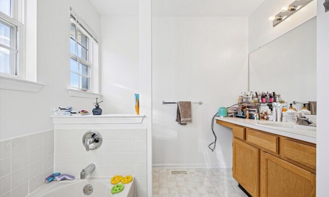 Building Photo - 801 Evergreen Cir