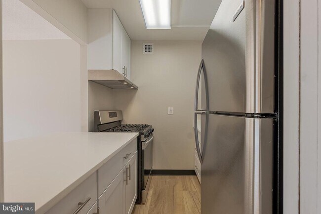 Foto del edificio - 5500 Friendship Blvd