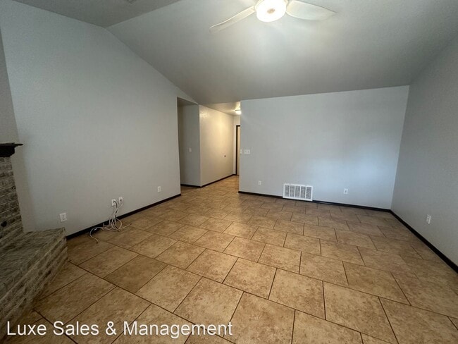 Foto del edificio - 3 br, 1.5 bath House - 300 W. 10th Street