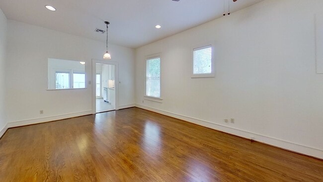 Building Photo - 513 E 40th St