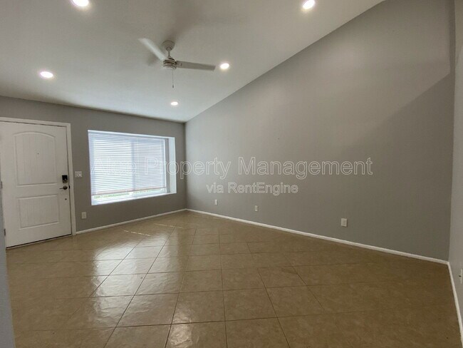 Foto del edificio - 1055 N Recker Rd