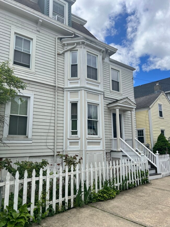 Building Photo - 31 Elm St