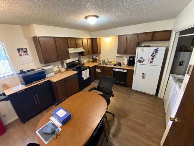 Building Photo - 1210 Avenida Del Sol