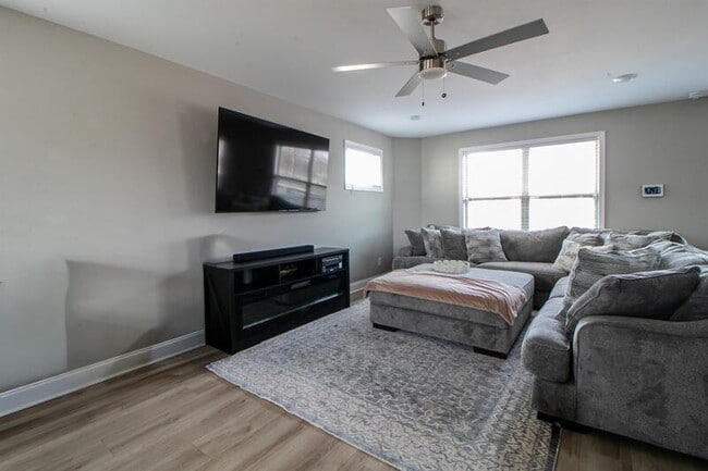 Building Photo - 2646 Scott Dr