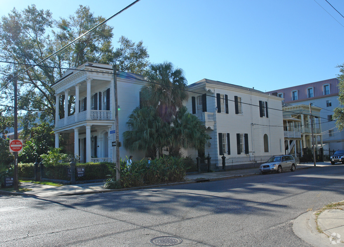 Building Photo - 2100 Prytania St