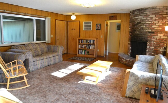 Building Photo - Quiet 3Bd home avail. for a 3-6 month seas...