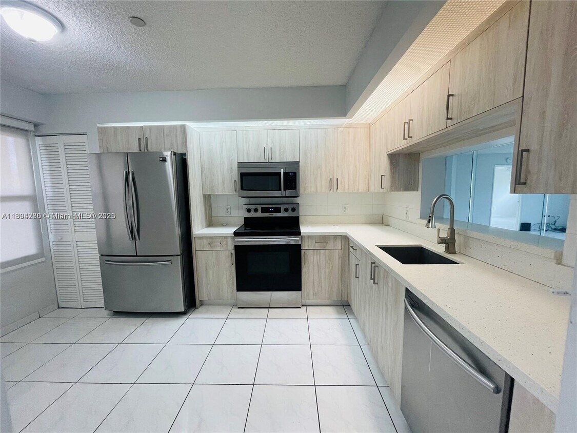 Foto principal - 571 SW 141st Ave