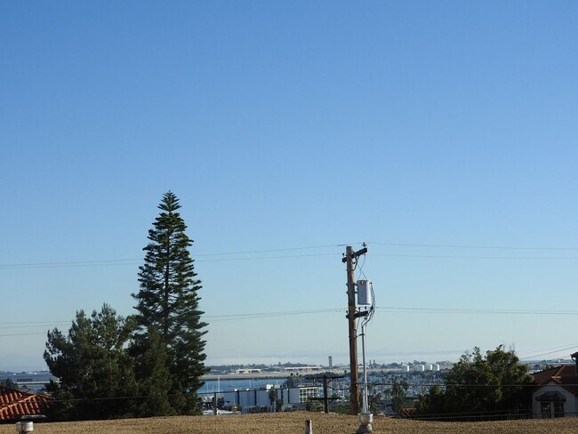 Building Photo - WOW views from this classic 3 bed 2 bath home