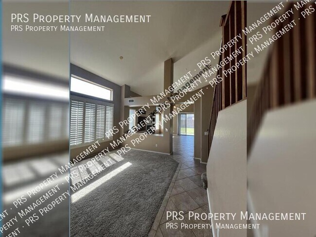 Building Photo - Two story with mountain view features!