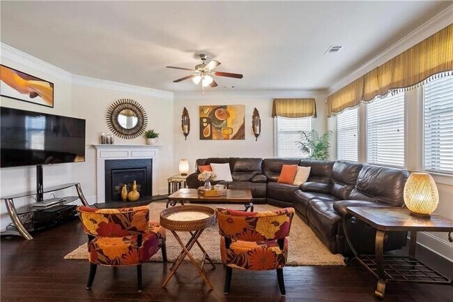 Building Photo - 1440 Dahlia Dr