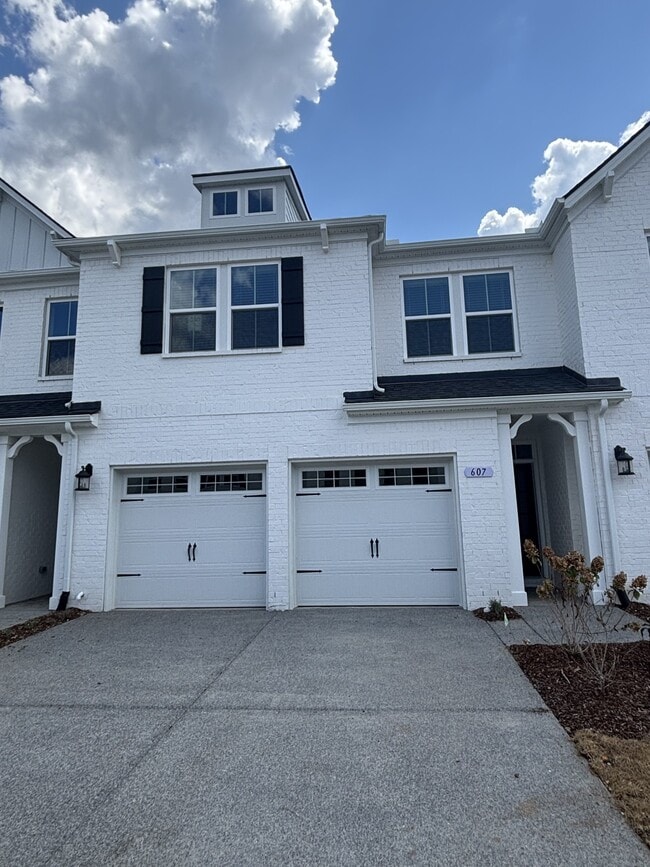 Building Photo - 607 Club View Way