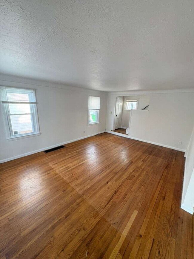 Building Photo - Charming & Updated 3-Bed Home on Quiet Street!