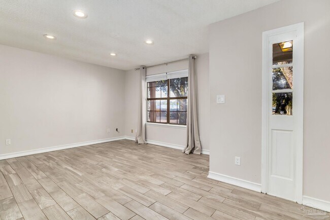 Foto del edificio - 207 McClure Dr