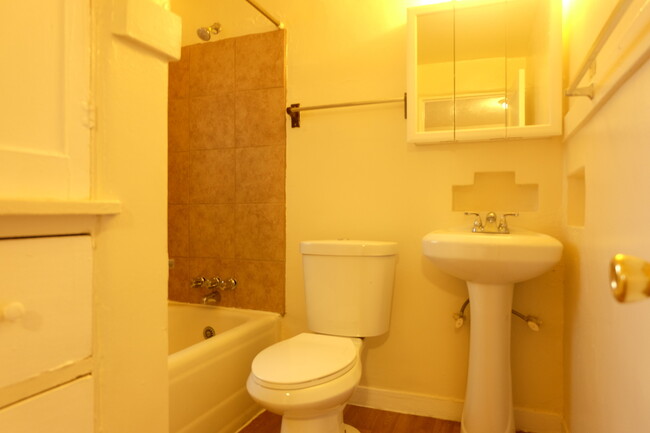 Foto del edificio - 512-512 1/2 Vassar Dr SE