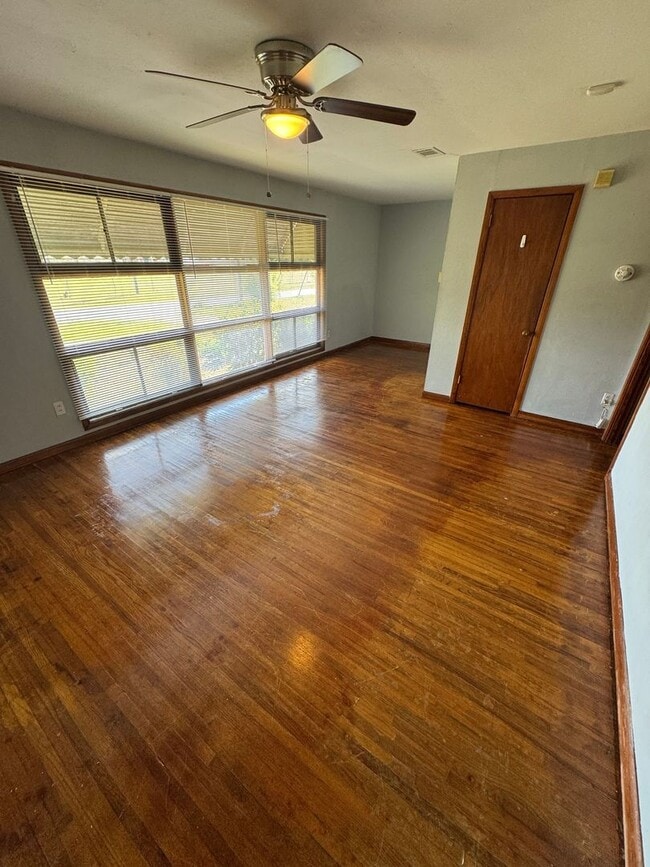 Building Photo - 3 Bedrooms and 1 Bathroom - MOVE-IN SPECIAL: $200 off first month