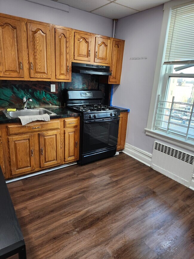 ROBLE - 70 Valentine St