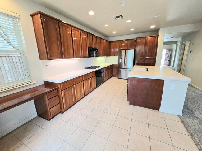 Foto del edificio - Wonderful 4 bedroom 3 full bath in the Wildhorse Golf Course Community.