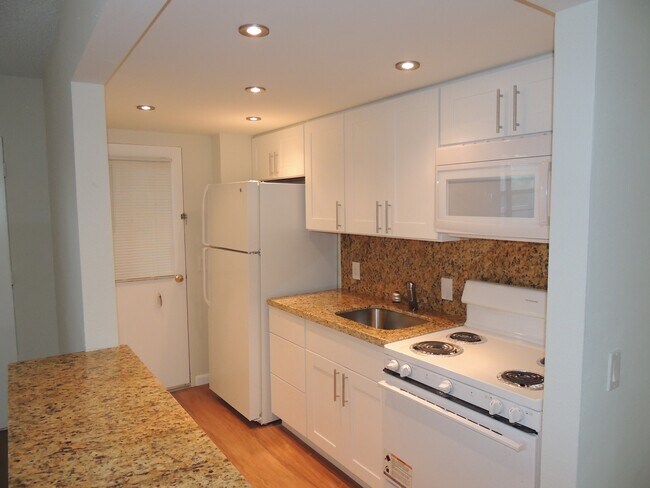 Kitchen - 7904 West Dr