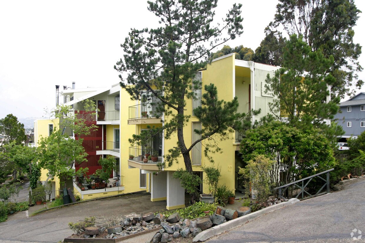 Building Photo - 213 Lower Via Casitas