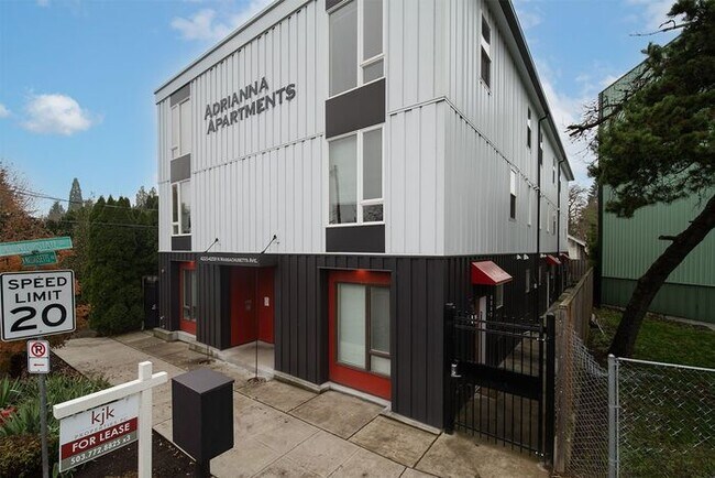 Foto del edificio - Chic 2BR/1.5BA Townhome Apartment in North...