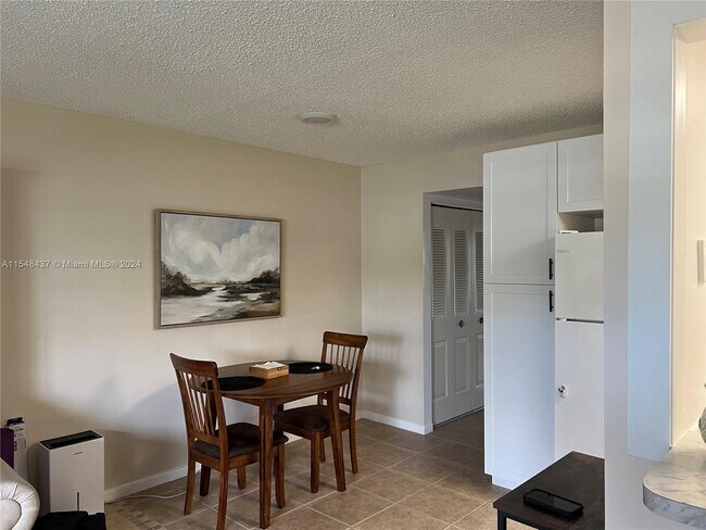 Building Photo - 50 Lyndhurst C