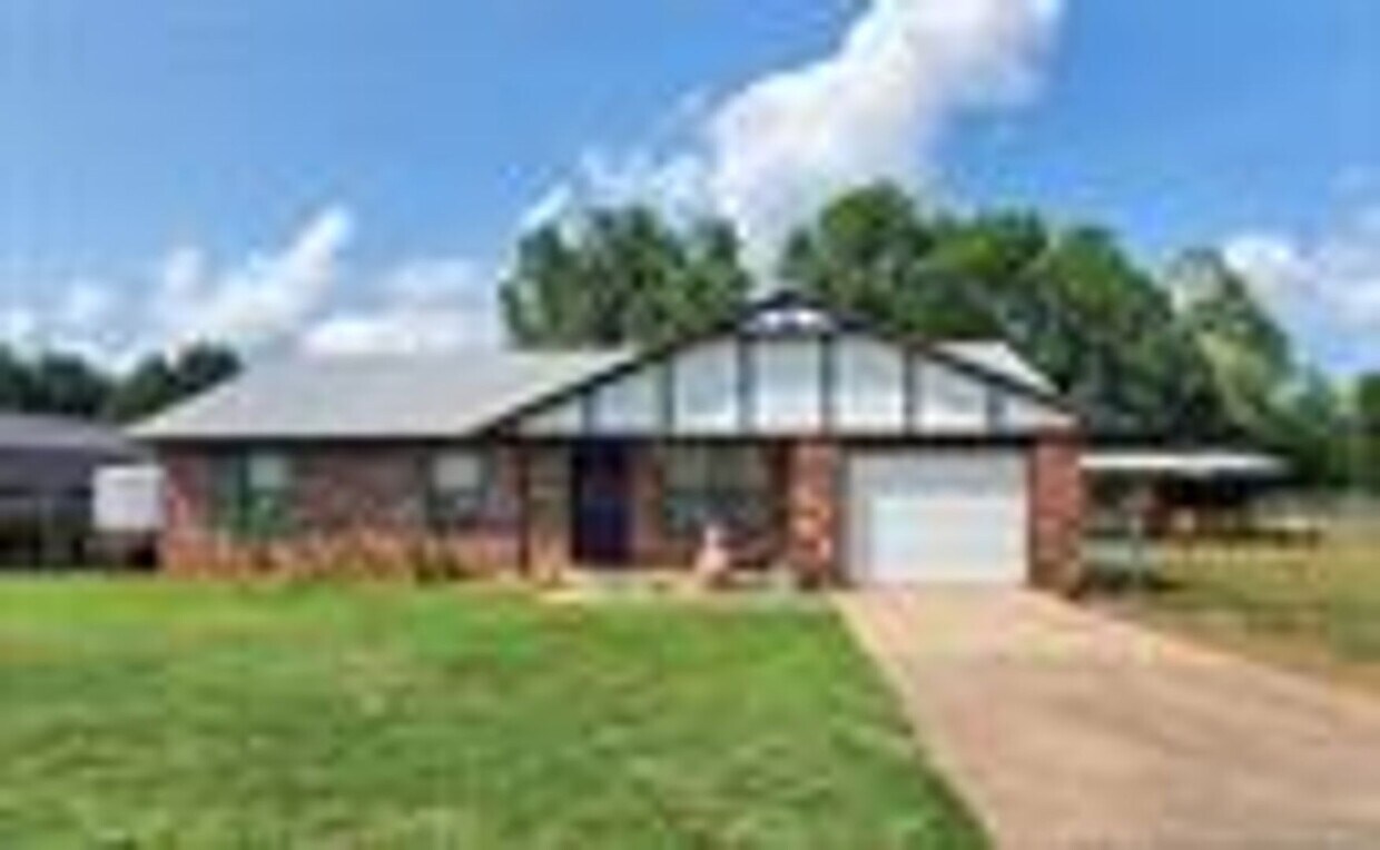 Primary Photo - Must see 3 bedroom 1.5 bath home and 1 car...