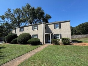 Building Photo - 605 University Ridge