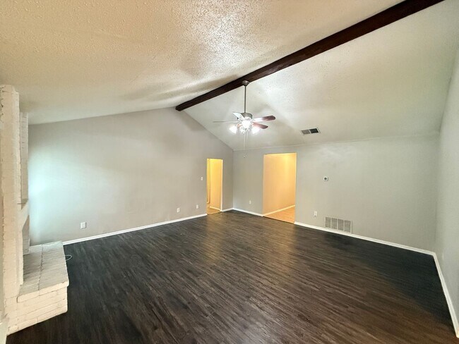 Foto del edificio - Large lot With Mature Trees and a Spacious...