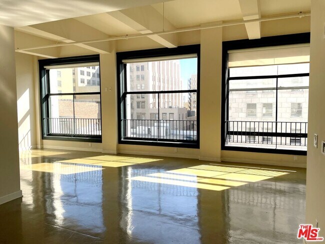 Foto del edificio - 315 W 5th St