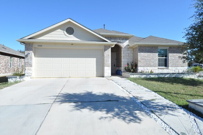 Foto del edificio - Open Concept One Story Home with TV, Fridg...