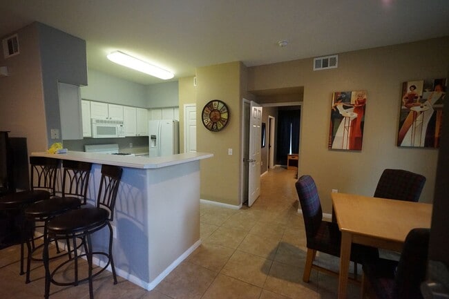 Building Photo - SHOWINGS AVAILABLE NOW