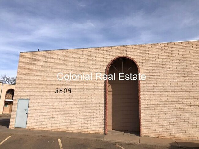 Building Photo - Great Location
