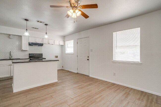 Building Photo - Charming 2 bedroom, 1 bath Fairmount Duplex